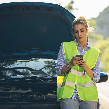 Conductrice d'une Volkswagen assistée par USU knowledge management