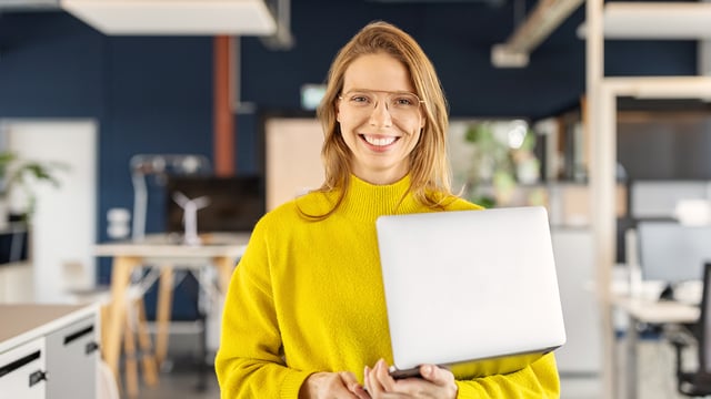 usu_woman-laptop-yellow-shirt_2096077920