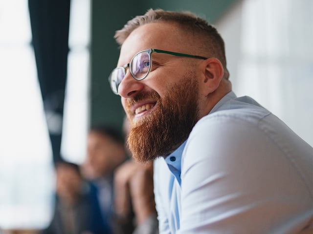usu-it-asset-management_sam-for-clients-datacenter_man-happy_1440x1080px usu-it-asset-management_sam-for-clients-datacenter_man-happy_1440x1080px