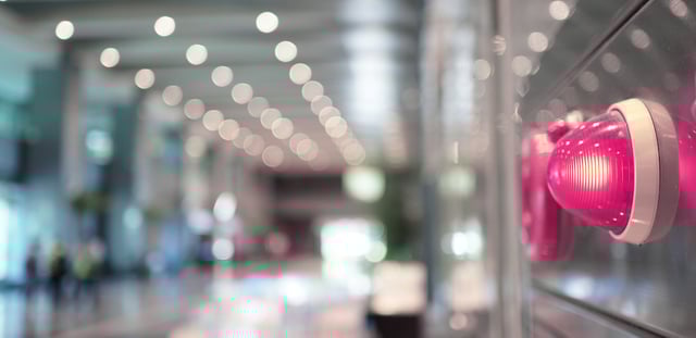 Lampe d'avertissement active dans un bâtiment moderne - symbole d'une alerte informatique rapide avec USU IT Service Alerting pour éviter les pannes. Lampe d'avertissement active dans un bâtiment moderne - symbole d'une alerte informatique rapide avec USU IT Service Alerting pour éviter les pannes.