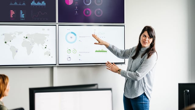 Pillar-Page-ITAM-What-is-SAM-woman-explaining-graphs_1308902708