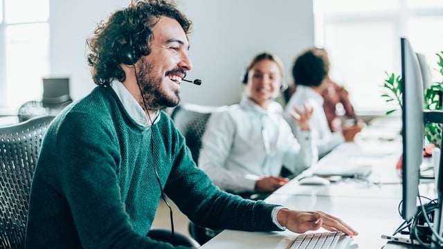 pillar-page-knowledge-management-what-is-a-call-center-software_man