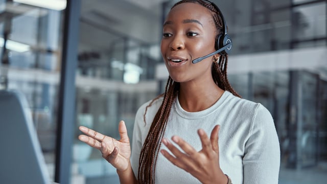 pillar-page-knowledge-management-what-is-a-call-center-software_woman