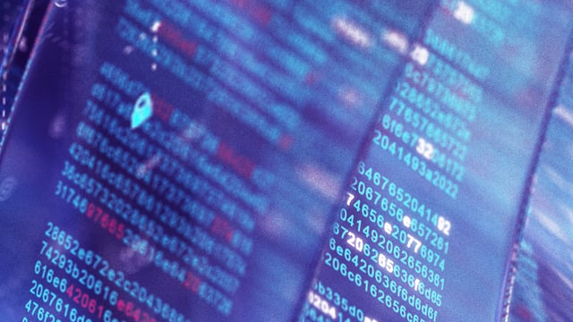 Mettre en œuvre les changements informatiques en toute sécurité - la transparence numérique crée le contrôle. Visualisation de lignes de code et de données système comme symbole d'environnements informatiques complexes. L'accent est mis sur l'importance de dépendances claires et d'évaluations des risques fondées lors de changements dans l'informatique.
