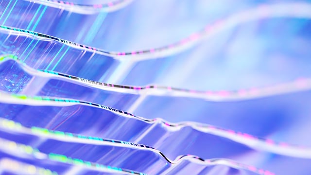 Des structures chatoyantes et transparentes représentent la gestion transparente et automatisée des actifs informatiques avec l'IA.