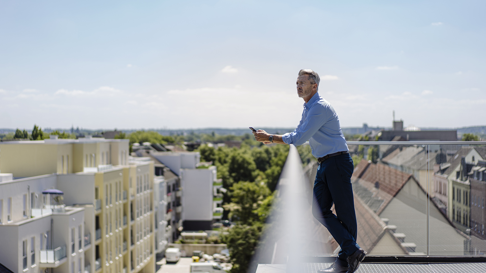 Mann auf Dachterrasse