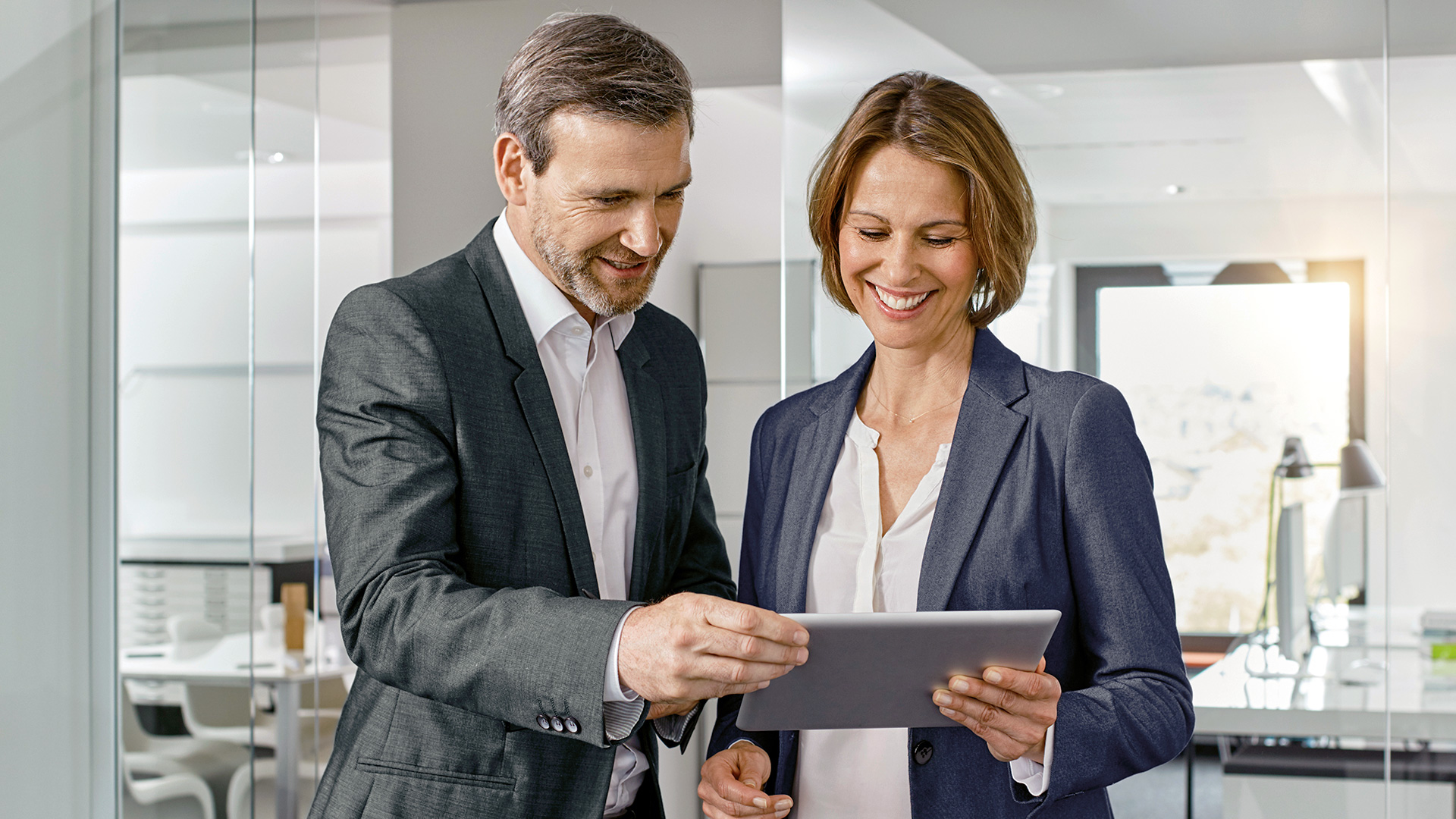 zwei Menschen mit Tablet